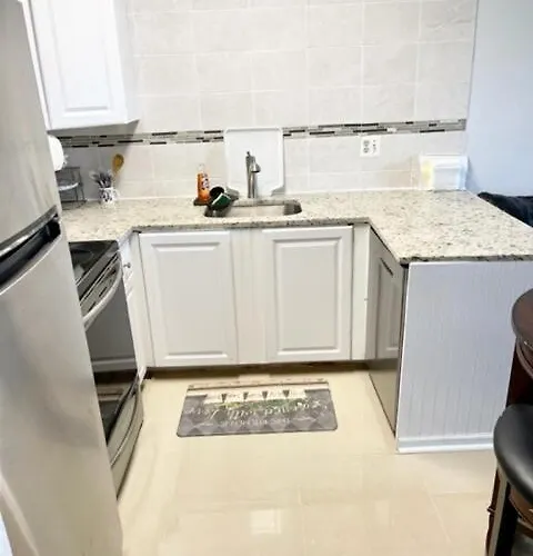 300 Robin Dr Walking Distance To Apartment *
