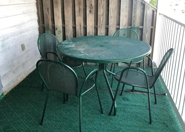 300 Robin Dr Walking Distance To Apartment